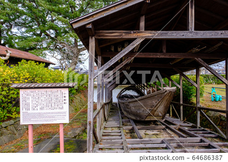 A small cormorant boat next to the Yamagata / Yamai warehouse 64686387