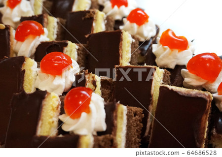sweet desserts from egypt 64686528