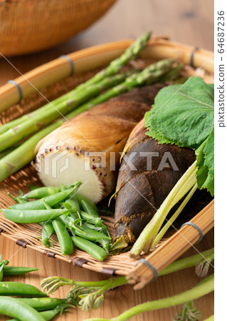 Spring vegetables in a colander 64687236