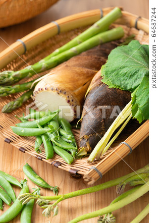 Spring vegetables in a colander 64687244