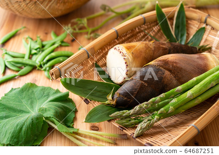 Spring vegetables in a colander 64687251