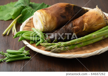 Spring vegetables in a colander 64687262