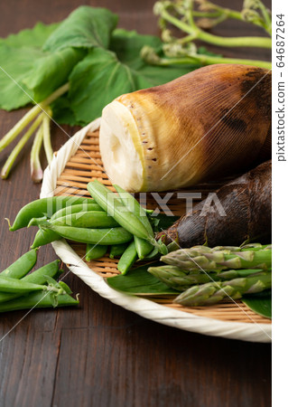 Spring vegetables in a colander 64687264