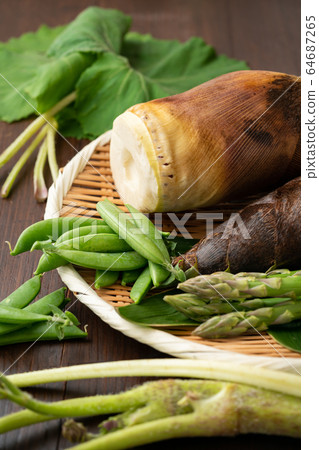 Spring vegetables in a colander 64687265