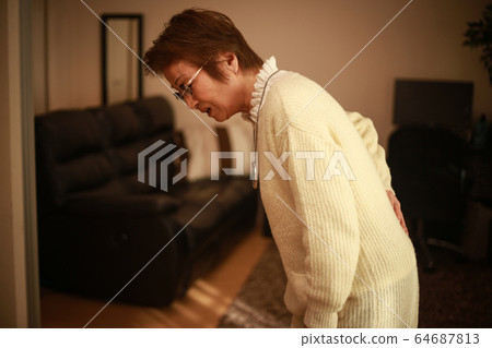 飽受背痛困擾的老年婦女〉 飽受背痛困擾的老年婦女〉 64687813