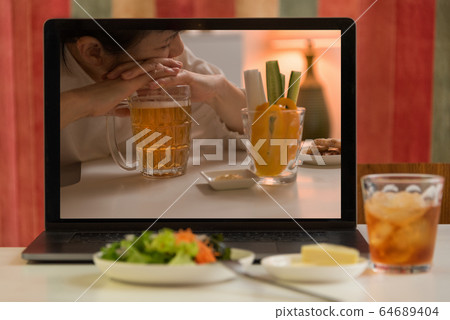 Online drinking party 64689404