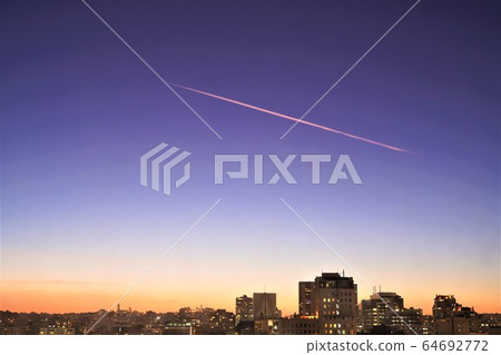 日落和飛機雲彩 64692772