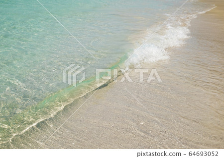 Wave and white sand beach. 64693052