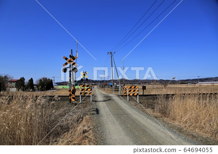 Countryside railroad crossing Countryside railroad crossing 64694055