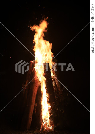 在京都Sakyo-ku的Kurama Fire Festival上看到美麗的火炬火和火祭 在京都Sakyo-ku的Kurama Fire Festival上看到美麗的火炬火和火祭 64694350