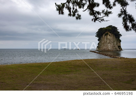能登半島光介島（Gunkanjima） 64695198