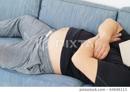 男性肥胖部位躺下 64696113