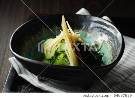 黃瓜和紫菜醋 64697659