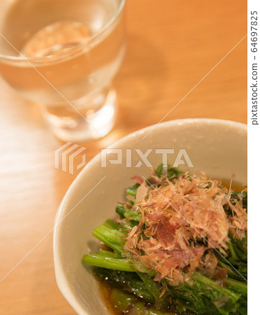 晚上的飲料是清酒和菠菜冷飲和獨一無二的小碗和清酒愛好者 晚上的飲料是清酒和菠菜冷飲和獨一無二的小碗和清酒愛好者 64697825