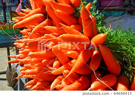 Bunch of ripe carrots in the market Bunch of ripe carrots in the market 64698415