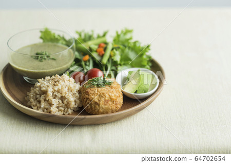 一盤菜糙米蔬菜 64702654