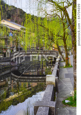 Kinosaki Onsen town in the morning Kinosaki Onsen town in the morning 64704899