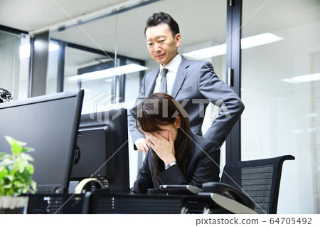 被老闆責罵的女性辦公室場面被責罵 64705492