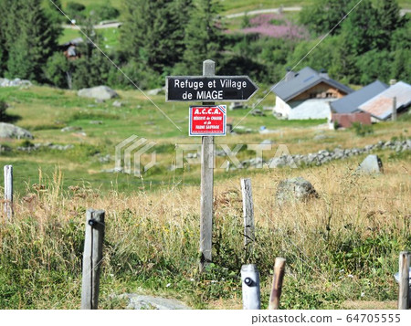Tour de Montblanc 64705555