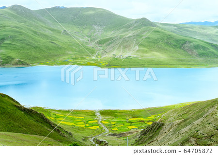 Yamdrok lake in Himalaya mountains. Yamdrok Lake, China Yamdrok lake in Himalaya mountains. Yamdrok Lake, China 64705872