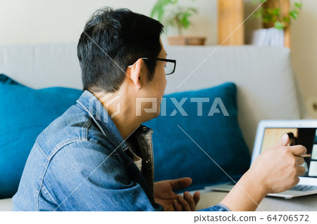Male Middle Remote Work 64706572