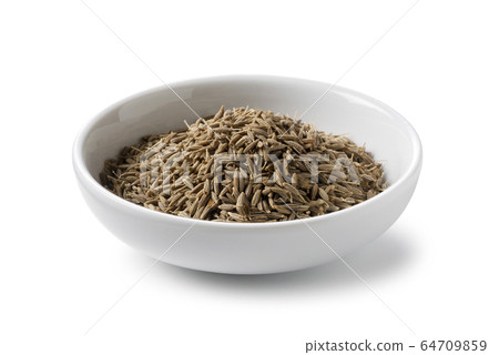 小茴香放在白色的背景 小茴香放在白色的背景 64709859