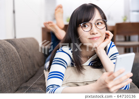 沙發女人放鬆 64710136