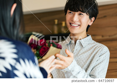 Couple present flower anniversary 64710697