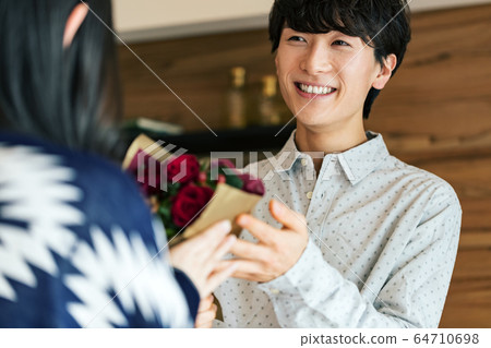 Couple present flower anniversary 64710698