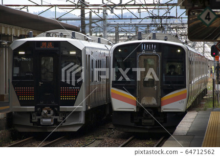 上越本線GV-E400系列到達二越站 64712562