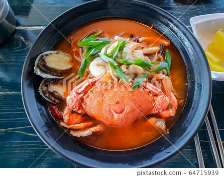 Seafood ramen 64715939