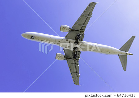飛機在巴西航空工業公司E190上方飛行 64716435