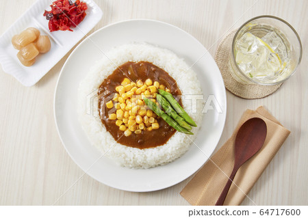 咖哩飯配蘆筍和玉米 咖哩飯配蘆筍和玉米 64717600