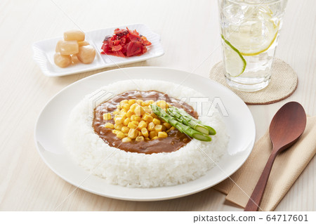 咖哩飯配蘆筍和玉米 64717601