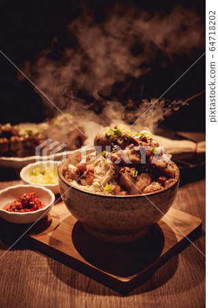 台灣滷肉飯 64718202