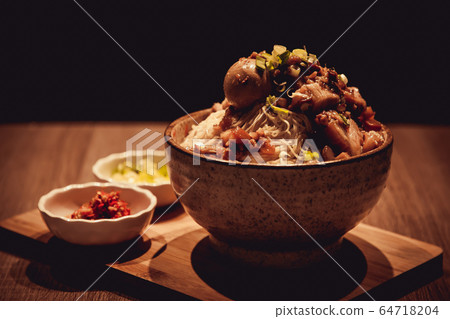 台灣滷肉飯 64718204