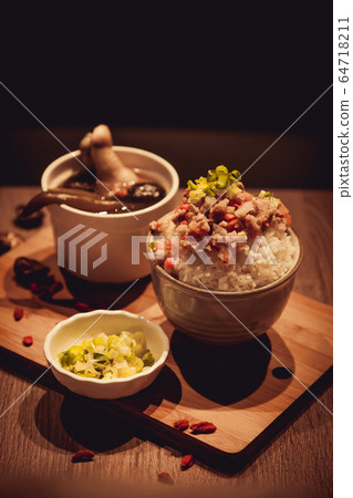台灣滷肉飯 台灣滷肉飯 64718211