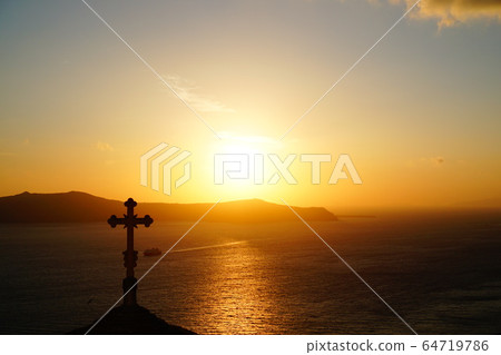 在希臘聖托里尼島伊亞上的美麗日落 在希臘聖托里尼島伊亞上的美麗日落 64719786