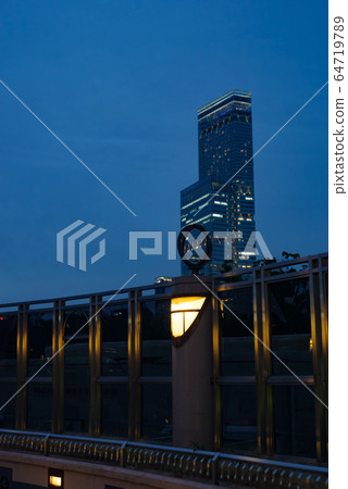 從大阪天王寺公園看到的阿倍野遙 64719789