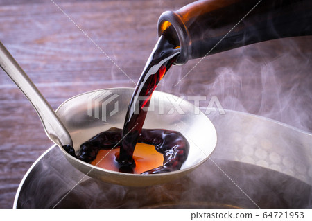 Pour soy sauce Pour soy sauce 64721953