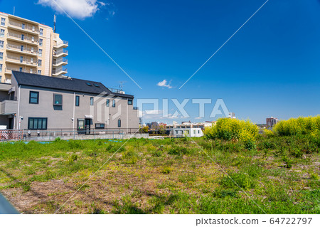 City view seen from the terrain City view seen from the terrain 64722797