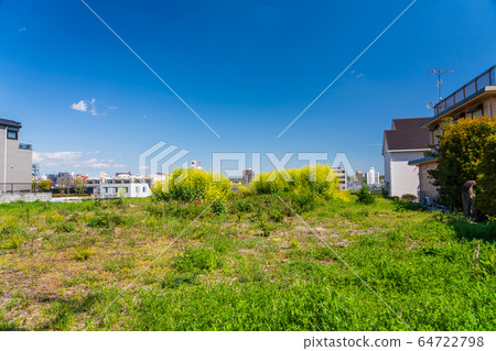 City view seen from the terrain City view seen from the terrain 64722798