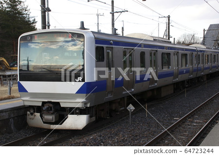 東北本線E531列車在高aku站下車(中途一名) 東北本線E531列車在高aku站下車(中途一名) 64723244