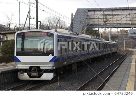 東北本線E531列車在高aku站下車(中途一名) 東北本線E531列車在高aku站下車(中途一名) 64723246