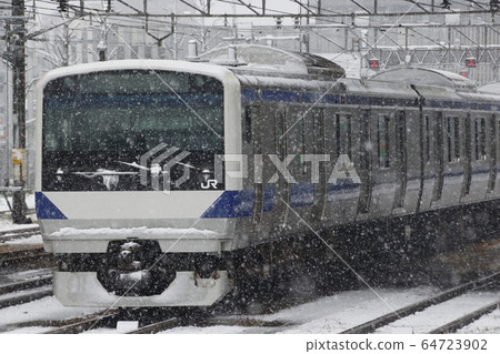 Tohoku Main Line E531 Series (one-man-compatible vehicle), which is detained on the line of the Snow Utsunomiya Station 64723902