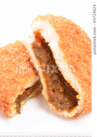 Delicious curry bread 64724024