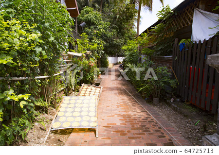 瑯勃拉邦的後街，米餅被烘乾 64725713