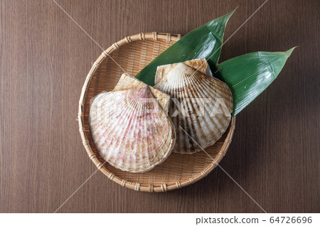 scallop in japanese bamboo basket 64726696