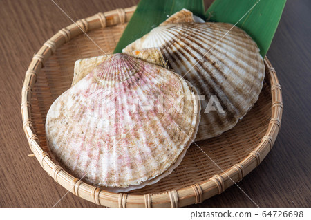 scallop in japanese bamboo basket 64726698