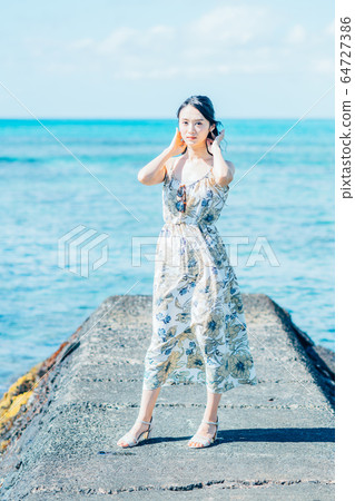 年輕的女士 年輕的女士 64727386
